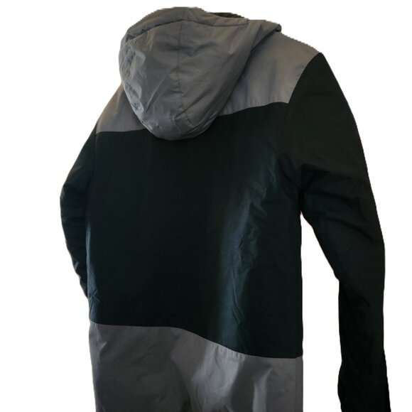 Stylish Columbia Nylon Waterproof Jacket – Youth XL - Picture 3 of 9